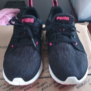 Woman's pumas